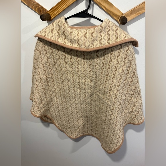 'A Dafydd Snowdon Design' Cream Welsh Wool Tapestry Cape - Picture 3 of 13
